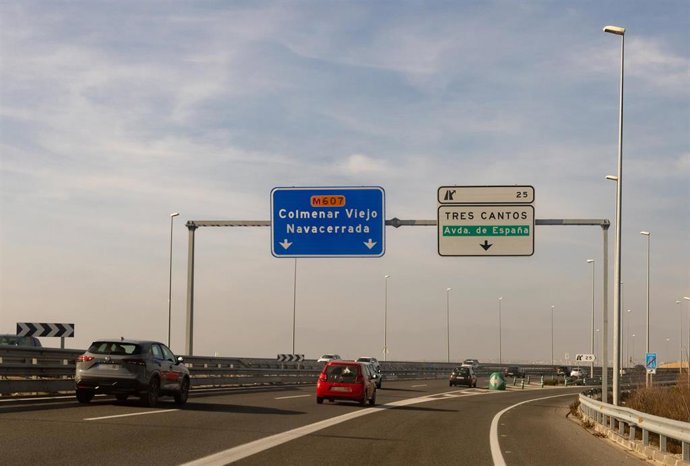 Archivo - Archivo.- Varios coches circulan por la M-607