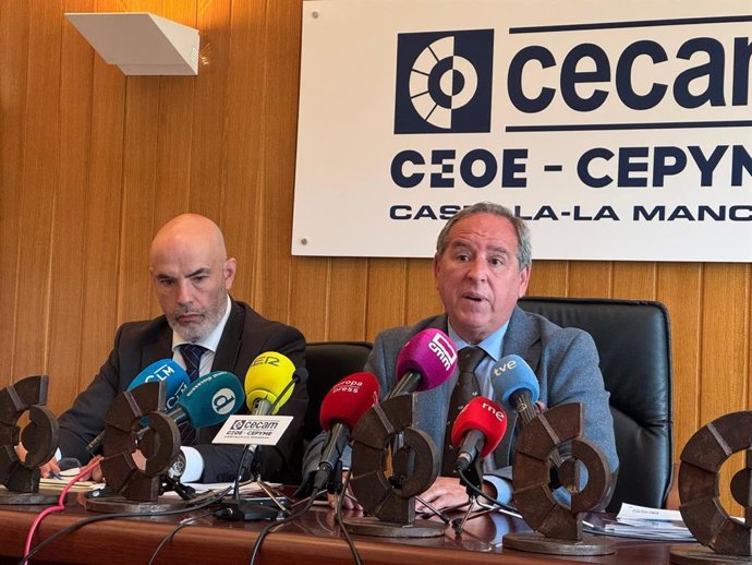 El presidente de Cecam, Ángel Nicolás, a la derecha