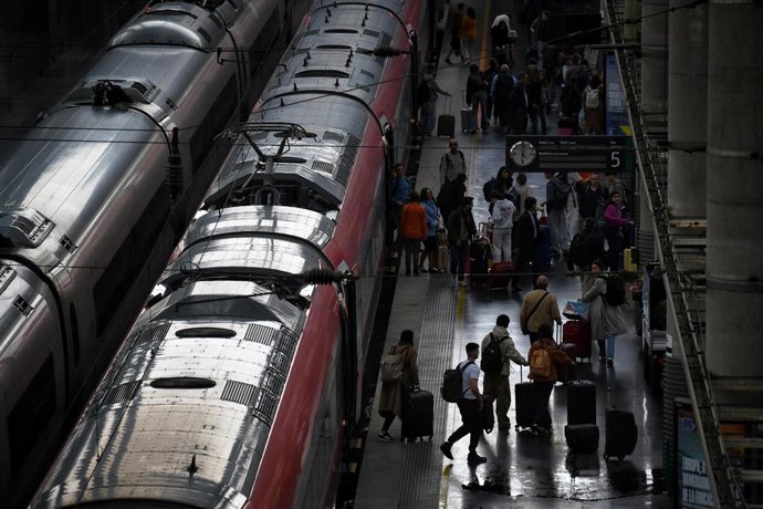 Decenas de personas en un andén de la estación Puerta de Atocha-Almudena Grandes, a 11 de abril de 2025, en Madrid