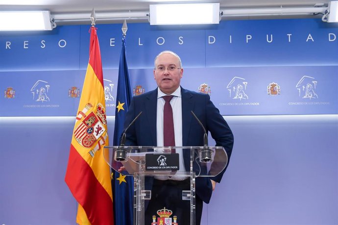 Archivo - El portavoz del PP en el Congreso, Miguel Tellado, durante una rueda de prensa en el Congreso de los Diputados, a 1 de abril de 2025, en Madrid (España).
