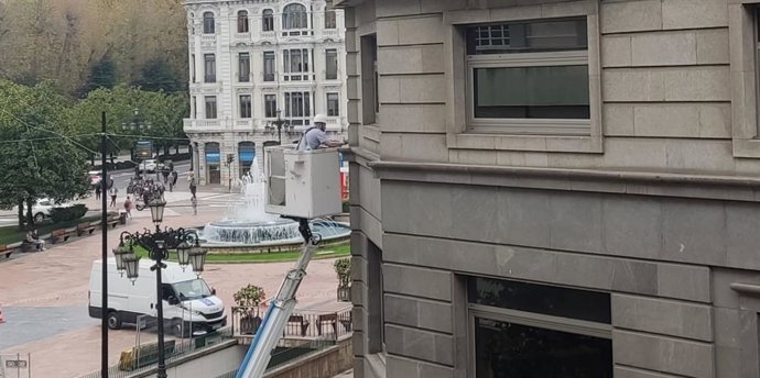 Archivo - Trabajador en Oviedo.