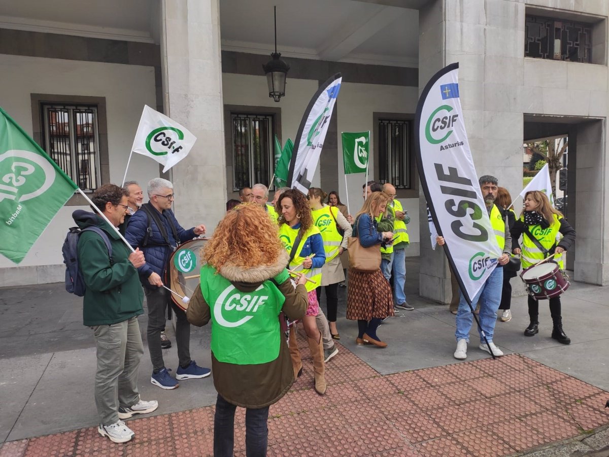 Protesta en Oviedo de CSIF contra los  reiterados incumplimientos  de Mónica García
