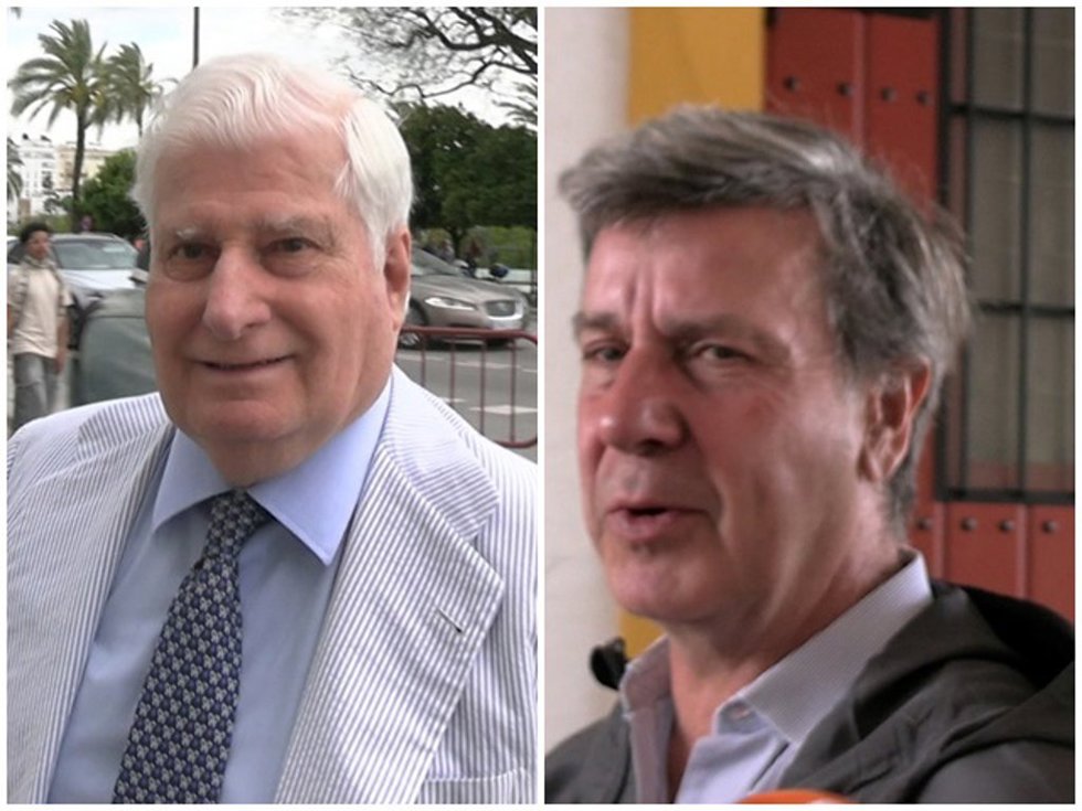 Archivo - El duque de Alba y Cayetano Martínez de Irujo a su llegada a la plaza de toros de La Maestranza este lunes
