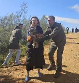 La alcaldesa de Guadalajara, Ana Guarino, en la suelta del búho.