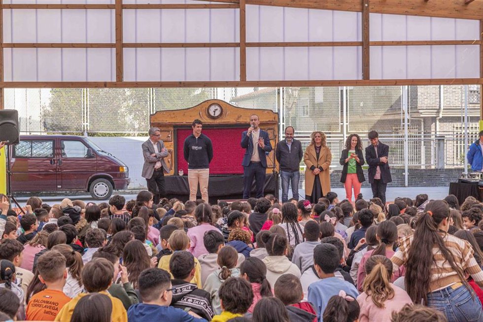 El alcalde de Torrelavega, Javier López Estrada, en el colegio Menéndez Pelayo 
