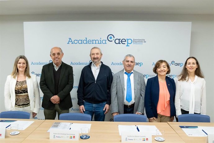 Foto de familia presentación del manifiesto por el derecho de los niños a ser atendidos por pediatras y enfermeras pediátricas en Atención Primaria.