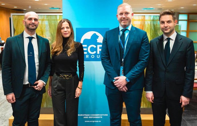 Archivo - Los eurodiputados que obtuvieron escaño por SALF,  Nora Junco y Diego Solier, posan tras incorporarse en diciembre al grupo ECR.