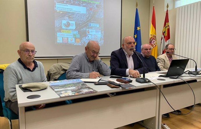 En El Centro, Miguel Latorre Presenta Geolodía Junto A Los Expertos Geólogos Que Interpretarán La Ruta