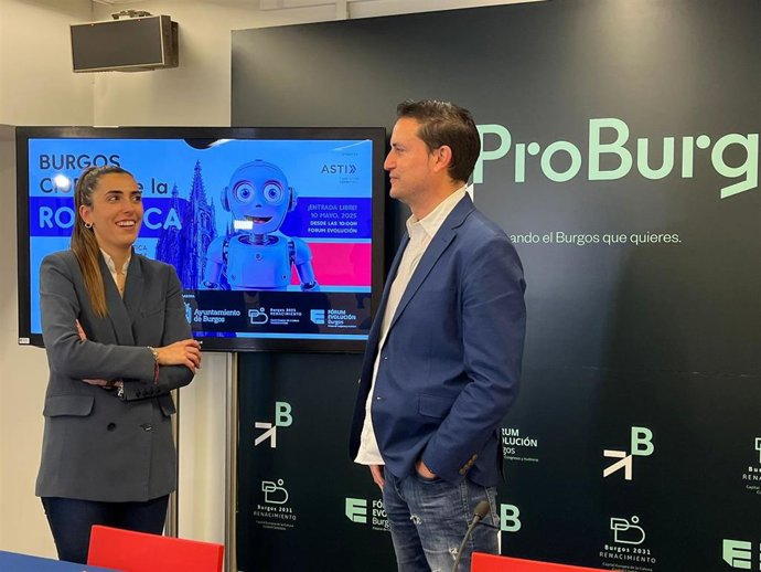 Ballesteros y Fernández antes de presentar las dos iniciativas que se llevarán a cabo en Burgos vinculadas a las tecnologías.