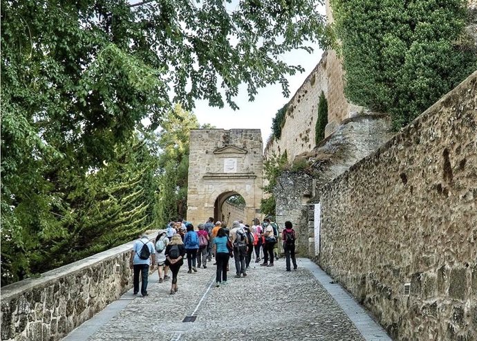 Archivo - Turistas en la Fortaleza de la Mota.