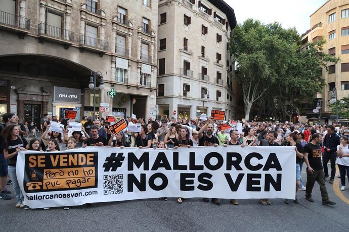 Archivo - Decenas de personas durante una manifestación contra la masificación turística y por la vivienda digna, entre el Parc de ses Estacions y la plaza de España, a 25 de mayo de 2024, en Palma de Mallorca, Mallorca, Baleares (España). 
