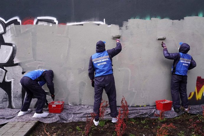 Archivo - Los primeros grafiteros 'cazados' ya han realizado 1.228 horas de trabajo en sustitución de multas y limpiado 2.625 m2