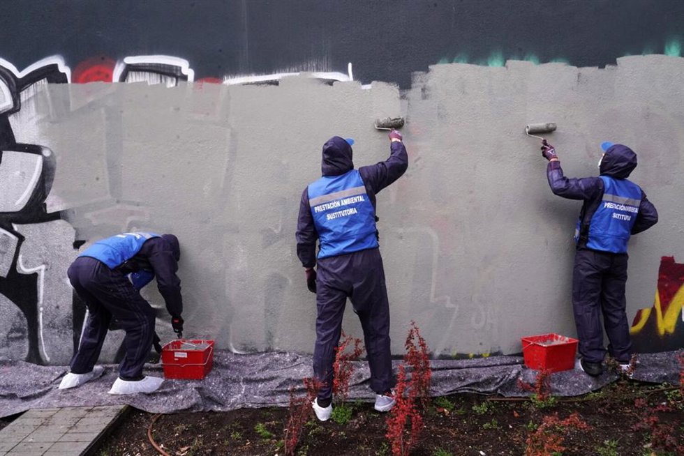 Archivo - Los primeros grafiteros 'cazados' ya han realizado 1.228 horas de trabajo en sustitución de multas y limpiado 2.625 m2