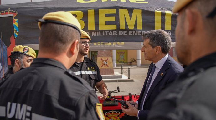 El delegado del Gobierno visita al batallón de la UME en Morón de la Frontera (Sevilla)