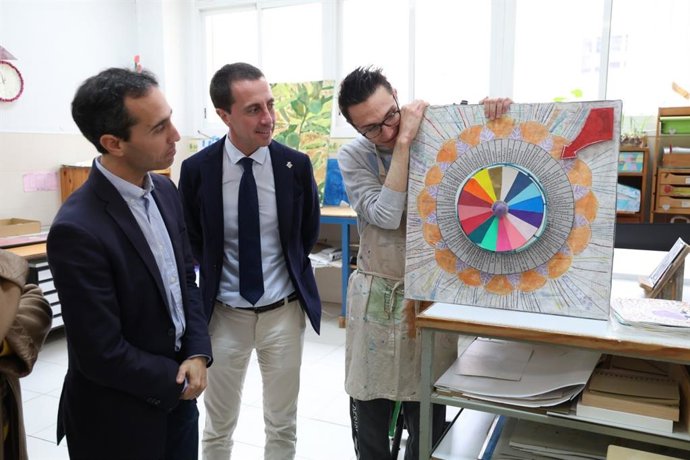 El conseller insular de Bienestar Social, Guillermo Sánchez, y el presidente del Consell de Mallorca, Llorenç Galmés, visita el proyecto de una entidad social.