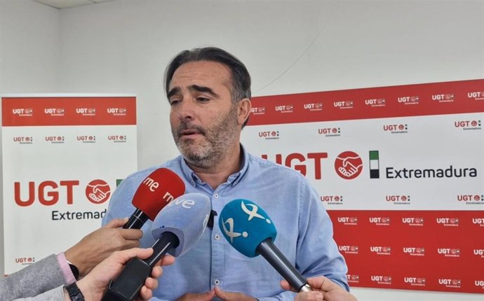 El secretario de Política Institucional y Empleo de UGT Extremadura, Francisco Morcillo, atiende a los medios de comunicación