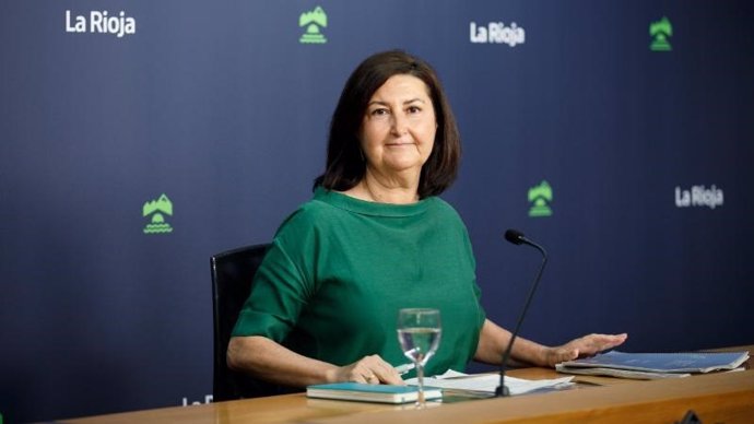 La directora general de Empleo, Cristina Salinas, informa de los datos relativos al mercado de trabajo durante el mes de abril en La Rioja