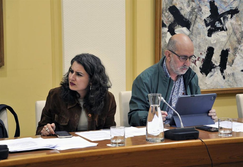 La portavoz de Unidas por Extremadura, Irene de Miguel, junto al diputado José Antonio González Frutos, en la Junta de Portavoces de la Asamblea