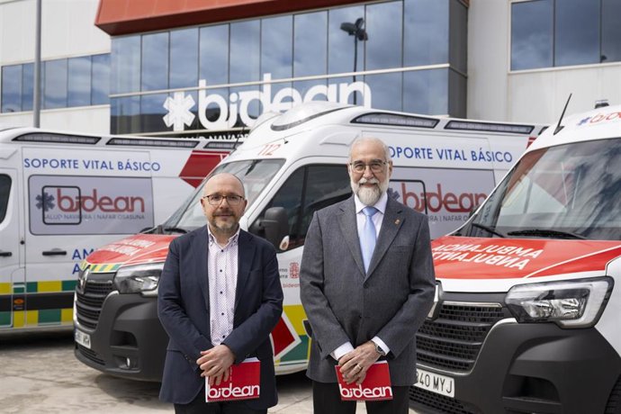 El consejero Domínguez y el director gerente, Alberto Lafuente, junto a varias de las ambulancias y de la sede central de Bidean.