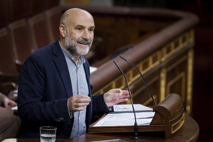 El diputado del BNG Néstor Rego durante una sesión plenaria en el Congreso de los Diputados, a 8 de abril de 2025, en Madrid (España). 