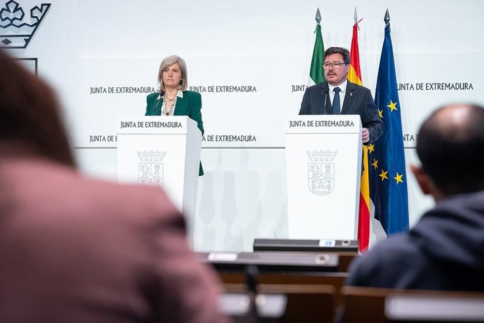 La portavoz de la Junta de Extremadura, Victoria Bazaga, y el consejero de Economía, Guillermo Santamaría, en rueda de prensa tras el Consejo de Gobierno