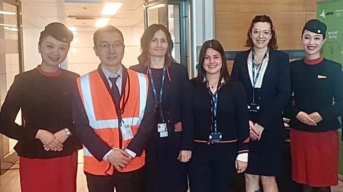 Personal de South junto a tripulación de Sichuan Airlines.