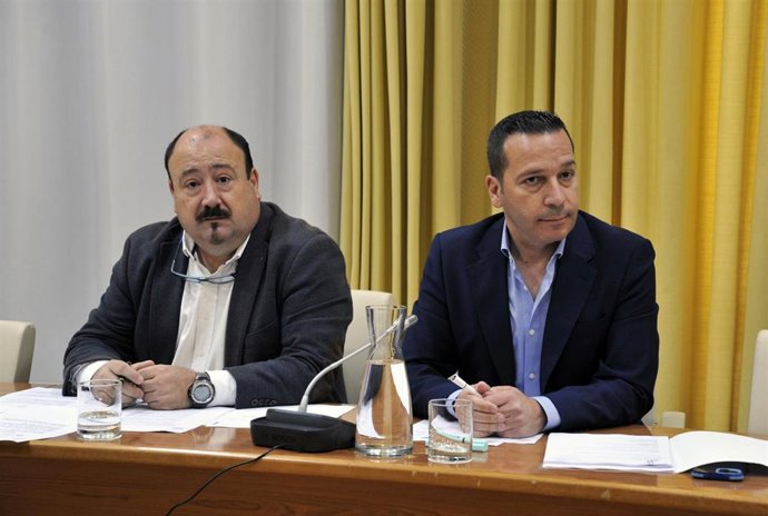 El portavoz de Vox en la Asamblea, Óscar Fernández Calle, y el diputado Juan José García, en la Junta de Portavoces de la Cámara regional