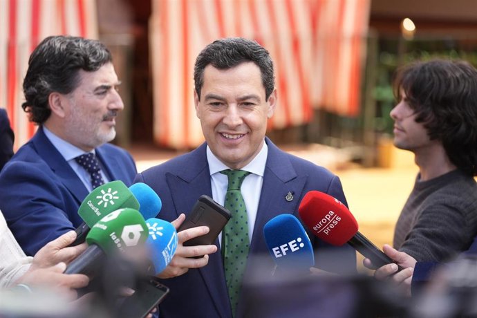 El presidente de la Junta de Andalucía, Juanma Moreno atiende a los medios de comunicación. A 6 de mayo de 2025 en Sevilla, Andalucía (España). El presidente de la Junta de Andalucía, Juanma Moreno, ha atendido a los medios de comunicación en su llegada a