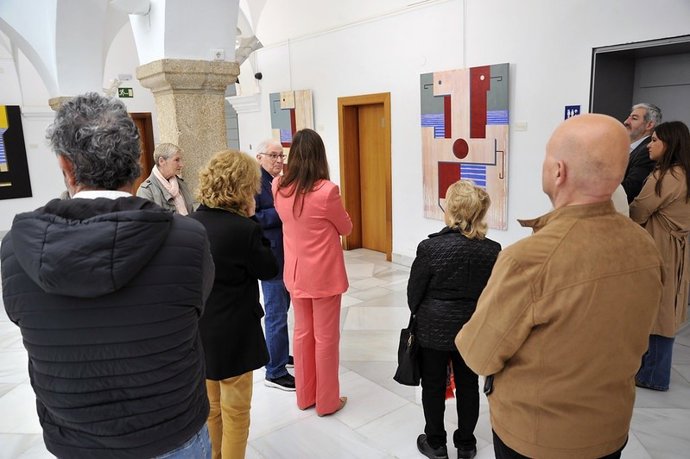 Inauguración de la exposición 'Homenajes y Geometría' en la Asamblea de Extremadura