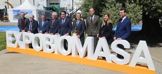 El consejero de Medio Ambiente, Vivienda y Ordenación del Territorio, Juan Carlos Suárez-Quiñones, inaugura Expobiomasa en la Feria de Valladolid