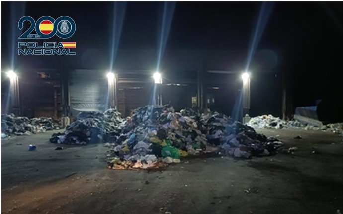 La Policía Nacional detiene a una  mujer por ocultar un parto y deshacerse del feto en un contenedor