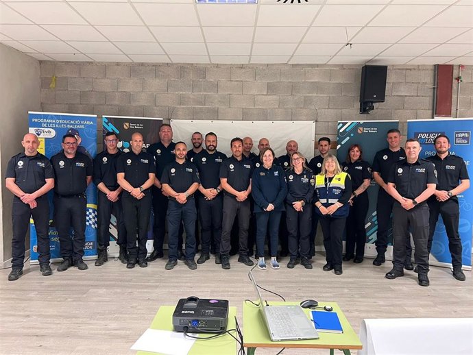 Policías locales participantes en el curso para convertirse en monitores de educación vial.