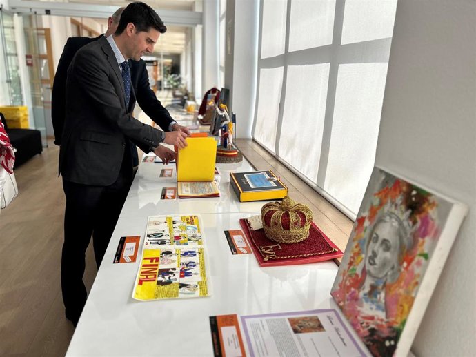 El consejero de Educación, Ciencia y Universidades, Emilio Viciana, observa las obras finalistas del concurso '¿Qué es un rey para ti?', en Madrid, el 6 de mayo de 2025.