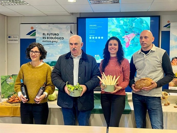 De izquierda a derecha: Natalia Bellostas (INTIA), el consejero Aierdi, la presidenta de CPAEN, Mª José Arrondo; y el director técnico de esta entidad, Enrique Arnedo.