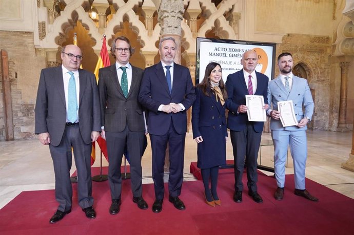 El presidente del Gobierno de Aragón, Jorge Azcón; la presidenta de las Cortes, Marta Fernández; Manuel Giménez Larraz, copresidente de la Fundación Manuel Giménez Abad; y los premiados 2025 por la Fundación.