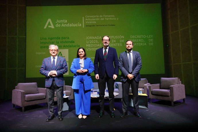 Molina (2º dcha.) y Fuentes (izda.), con los delegados territoriales de Vivienda, Carrmen Granados, y de Economía, Agustín López, en las jornadas sobre vivienda.