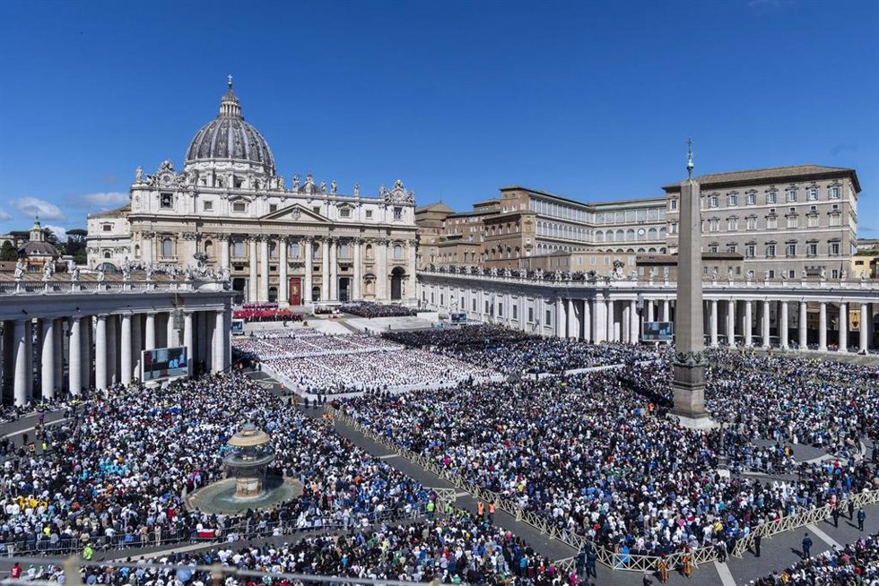 Miles de personas durante el funeral del Papa, en la plaza de San Pedro, a 26 de abril de 2025, en Ciudad del Vaticano. El Papa Francisco I, fallecido el 21 de abril a los 88 años, ha sido velado por unas 250.000 personas en la Basílica de San Pedro dur