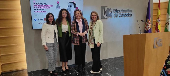Auxiliadora Moreno (2ª dcha.), en la presentación de los II Premios al Emprendimiento y Liderazgo Femenino.