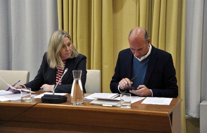 El portavoz del PP en la Asamblea, José Ángel Sánchez Juliá, y la diputada Teresa Tortonda, en la Junta de Portavoces de la Cámara regional