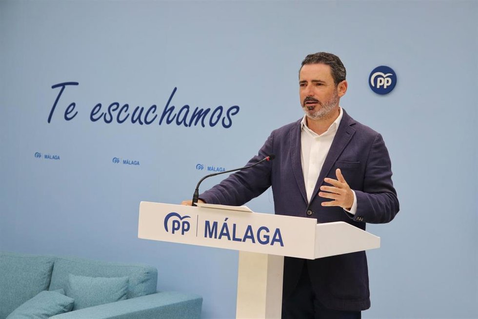 El secretario general del PP de Málaga, José Ramón Carmona, en rueda de prensa.