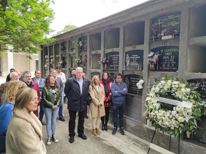 El alcalde de Pamplona, Joseba Asiron, y la presidenta de UPN, Cristina Ibarrola, junto a otros representantes institucionales en el acto de recuerdo a Tomás Caballero, asesinado hace 27 años por la banda terrorista ETA.
