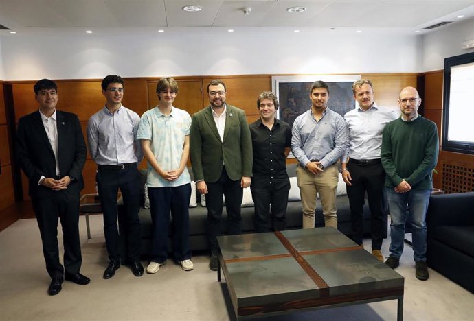 El presidente, Adrián Barbón,  recibe al equipo asturiano AsturExplorers, ganador de un desafío mundial convocado por la NASA para crear aplicaciones móviles.