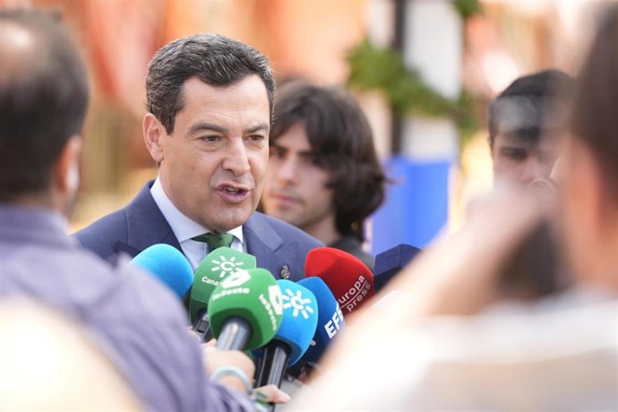 El presidente de la Junta de Andalucía, Juanma Moreno atiende a los medios de comunicación. A 6 de mayo de 2025 en Sevilla, Andalucía (España). El presidente de la Junta de Andalucía, Juanma Moreno, ha atendido a los medios de comunicación en su llegada a