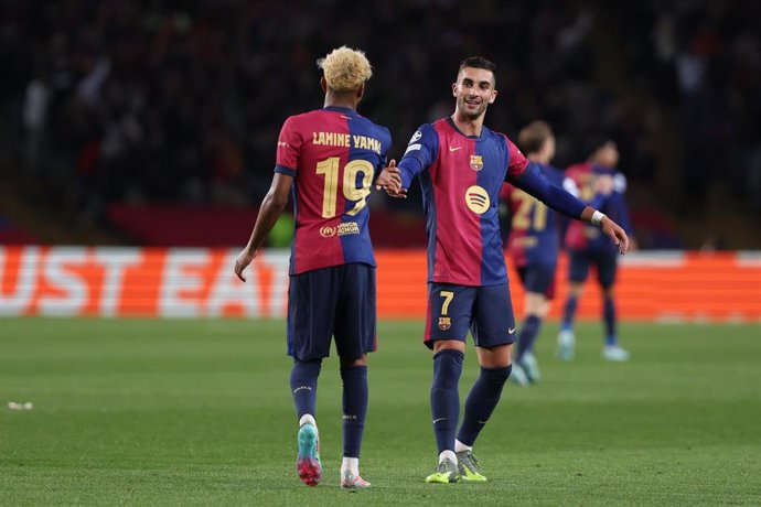 Los jugadores del FC Barcelona Ferran Torres y Lamine Yamal durante el partido de ida de semifinales de la Liga de Campeones ante el Inter en el Estadi Lluís Companys.
