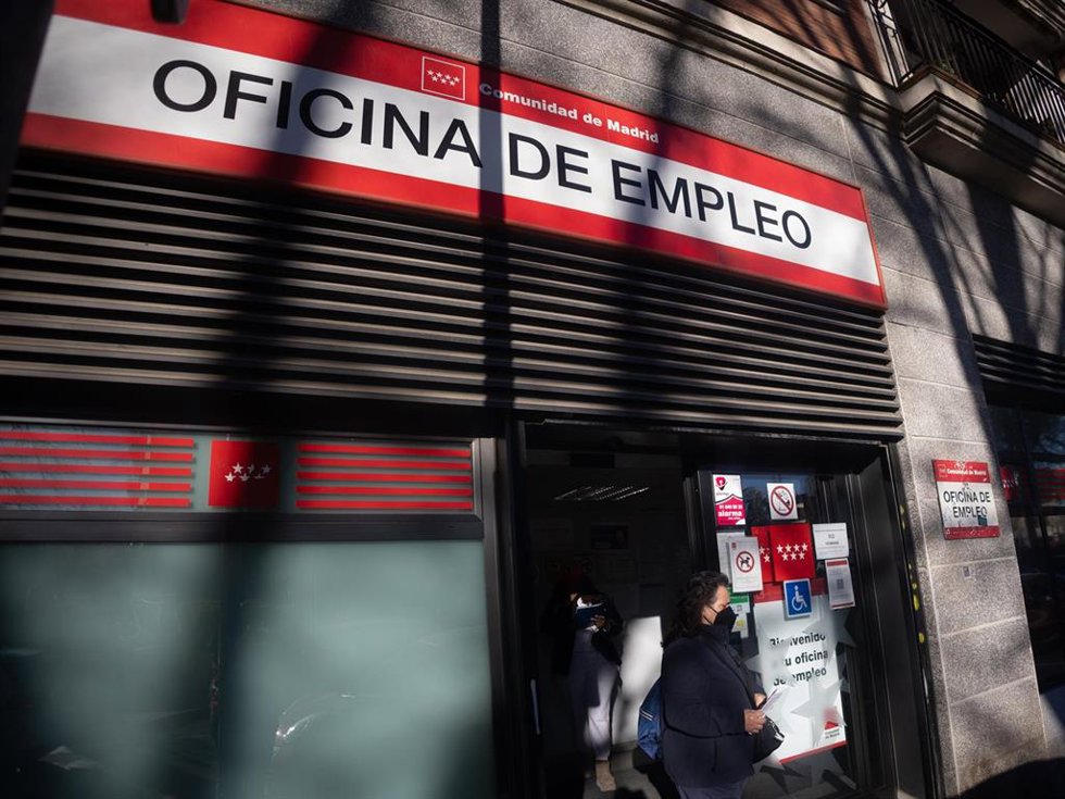 Archivo - Entrada a una oficina del SEPE, a 1 de abril de 2025, en Madrid (España). El paro registrado en las oficinas de los servicios públicos de empleo bajó en 13.311 personas en marzo en relación con el mes anterior (-0,5%) debido, sobre todo, al se