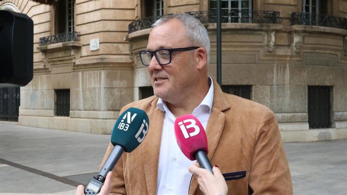 El portavoz de MÉS per Mallorca en el Consell de Mallorca, Jaume Alzamora, atiende a los medios de comunicación este martes.