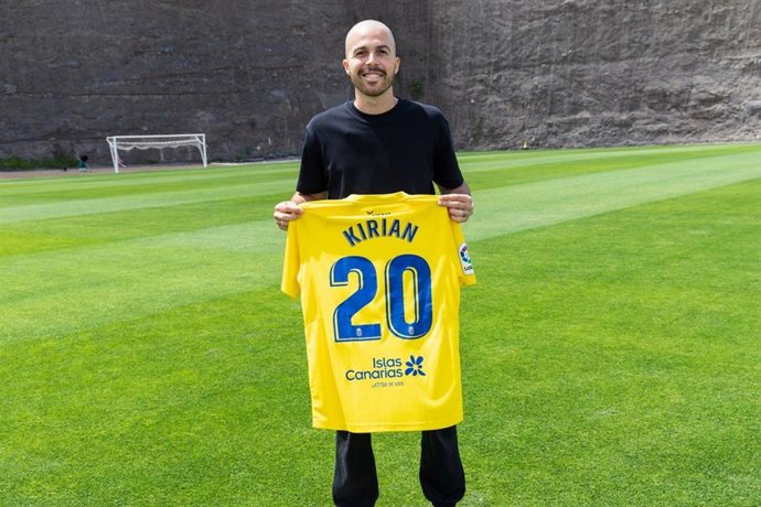 Kirian Rodríguez posa con la camiseta que ha donado al museo 'LEGENDS'