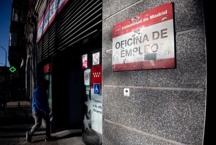 Archivo - Archivo.- Un hombre entra a una oficina del SEPE en Madrid (España)
