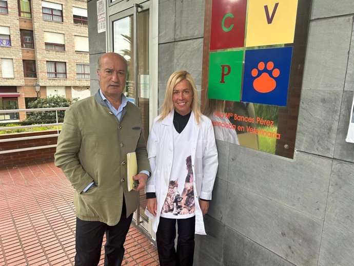 El diputado regional del PP de Asturias, Luis Venta, durante su visita a una clínica veterinaria en Colloto.