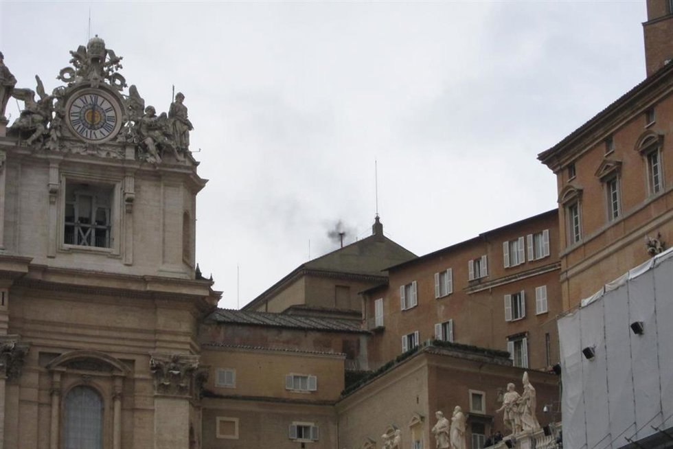 Archivo - Fumata negra en la segunda jornada del cónclave de 2013, en el Vaticano